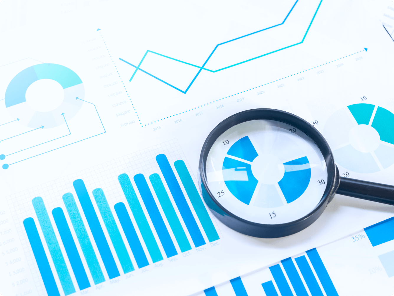 棒グラフや円グラフなどの統計データと虫眼鏡。データに基づいた成長を視覚化した「数字で見るテックビルケア」のイメージ。