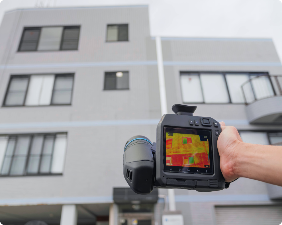 赤外線サーモグラフィカメラを用いた外壁診断。建物の「熱」を可視化し、目に見えない劣化や異常を科学的に特定する