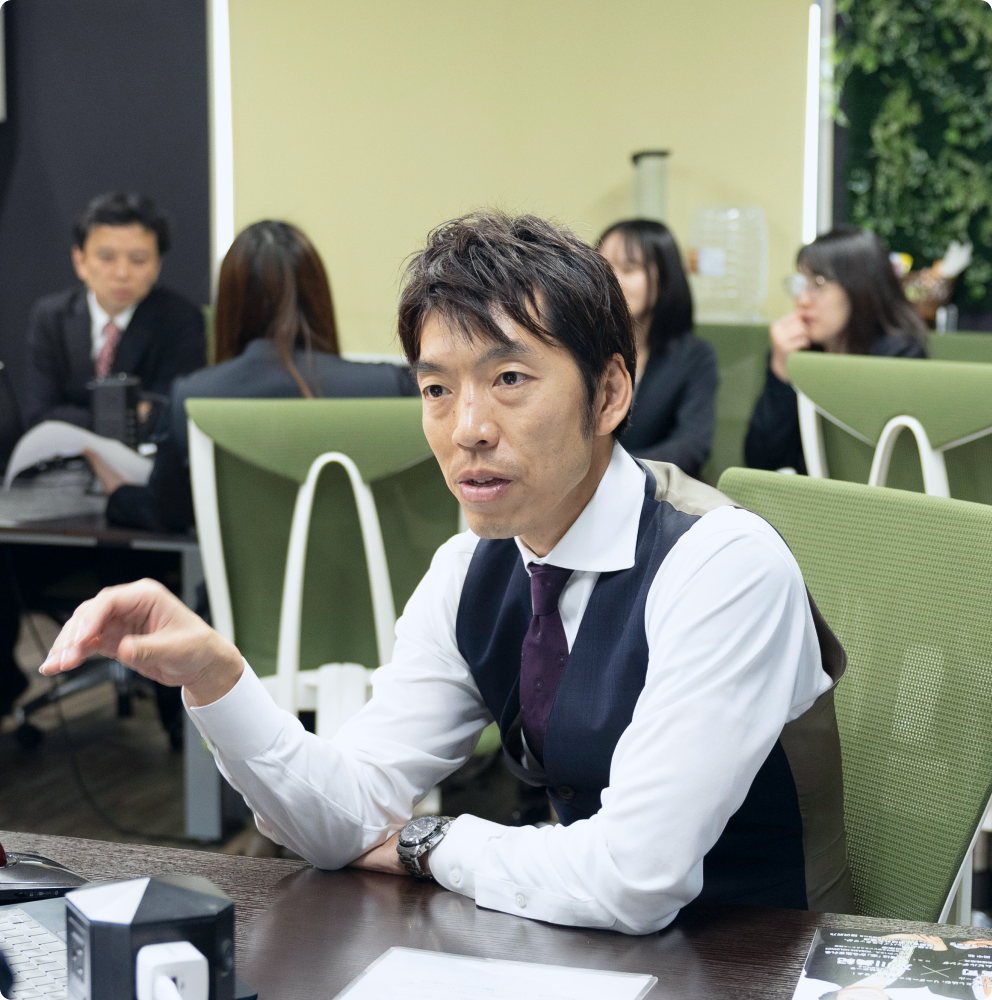 アドバイスをする先輩社員の写真