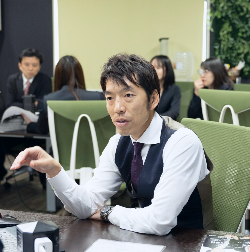 アドバイスをする先輩社員の写真