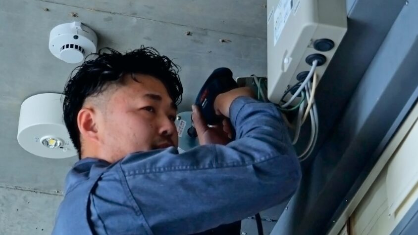 天井設備の取り付け・メンテナンスを行う技術者。安全第一の姿勢で、建物の機能を100%の状態に維持する。