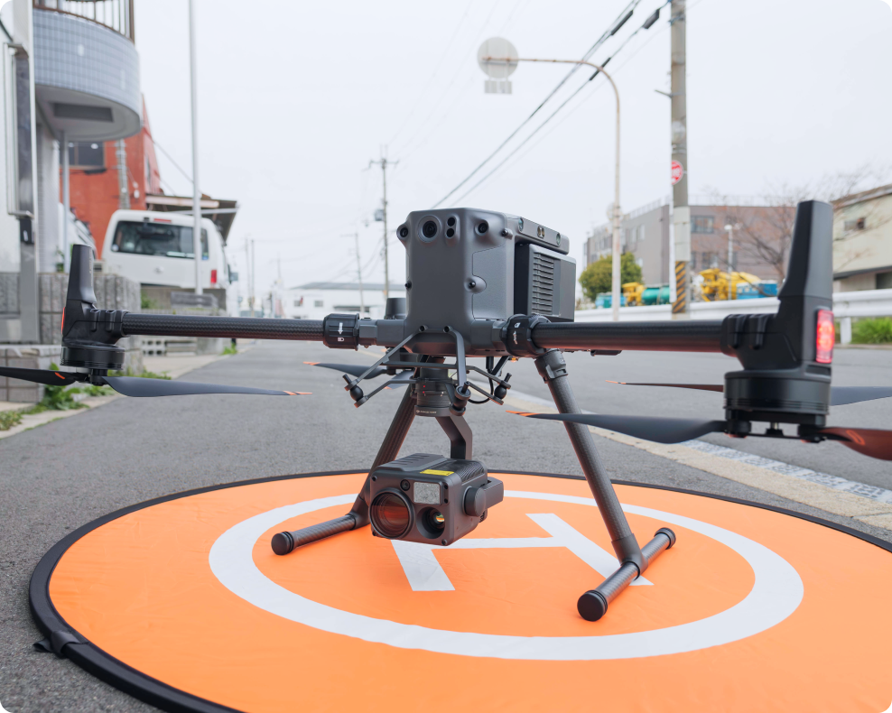 外壁調査に使用する産業用高性能ドローン。高所や広範囲の点検を安全かつ高精度に行うための最新鋭機材。
