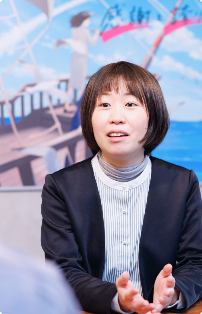 意見を述べる女性社員の写真