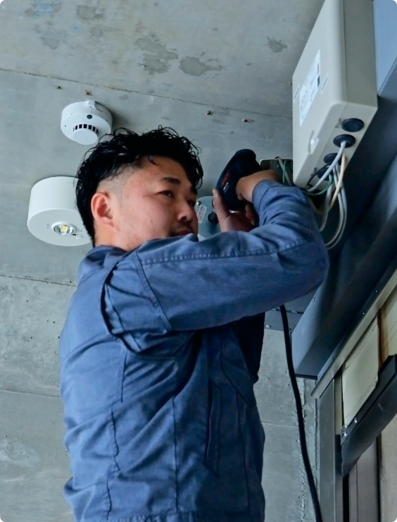 天井設備の取り付け・メンテナンスを行う技術者。安全第一の姿勢で、建物の機能を100%の状態に維持する。
