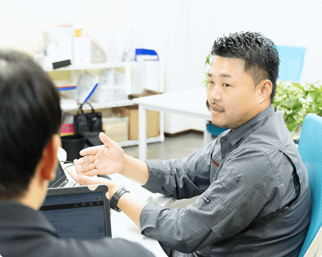 後輩にアドバイスする先輩社員の写真