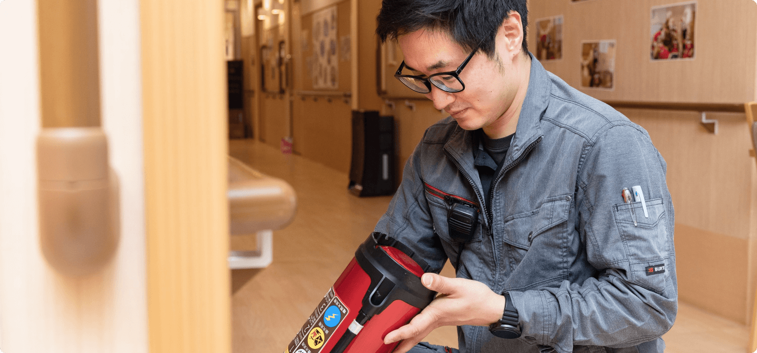 消火器の構造や点検項目を学ぶ実務研修の様子。未経験からでも「現場のプロ」として自信を持ってデビューできる、手厚い教育体制。