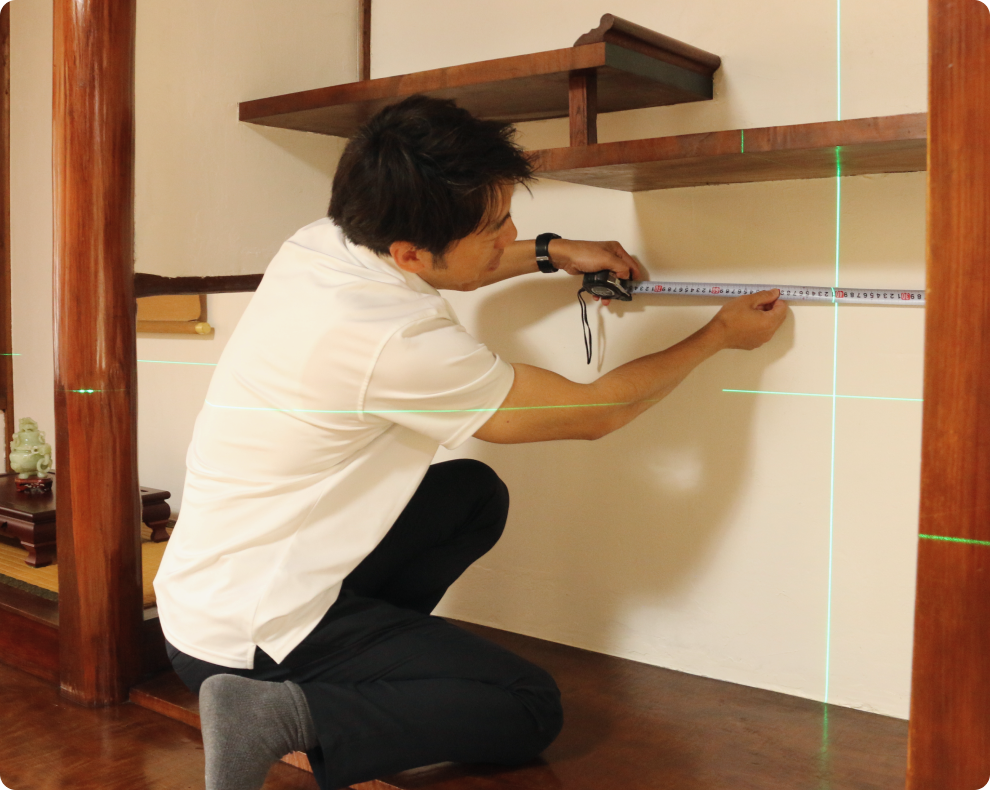 レーザー墨出し器とメジャーを使い、室内の水平・垂直をミリ単位で計測。精密な調査が、建物の正しい資産価値を守る。