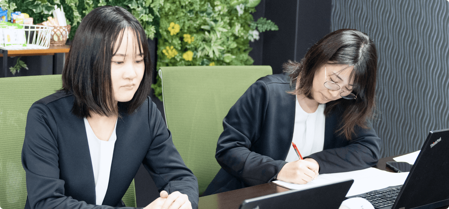 オフィスで資料作成を行う女性スタッフ。現場点検だけでなく、報告書作成などの事務スキルも磨きながら、着実にキャリアを積み上げられる環境。