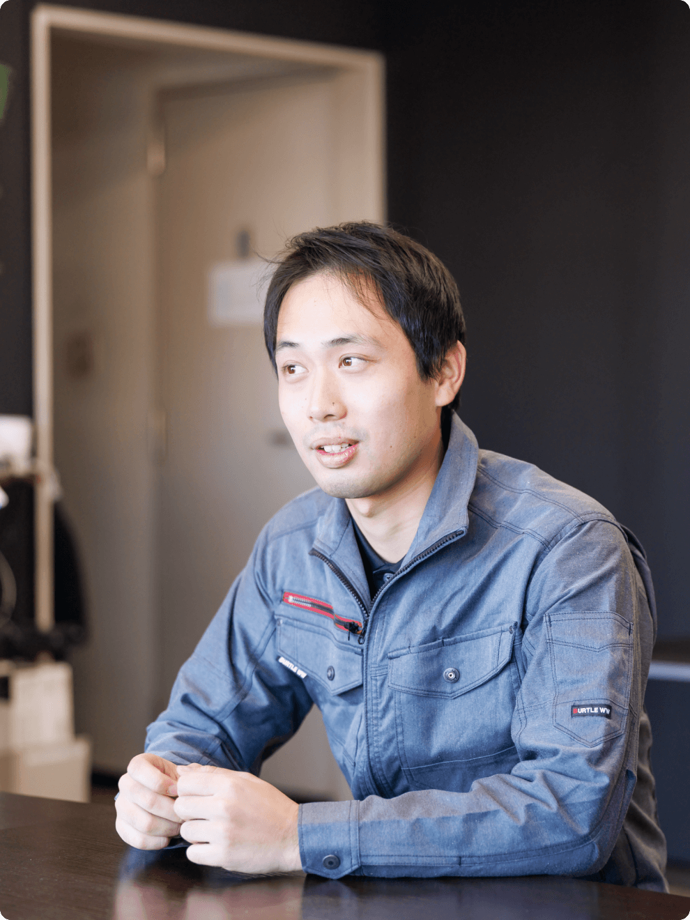 建物点検のプロとして確かな誇りを持つスタッフ。テックビルケアの「Guardians(守護者)」として、一生モノの技術を身につけた成長の姿。