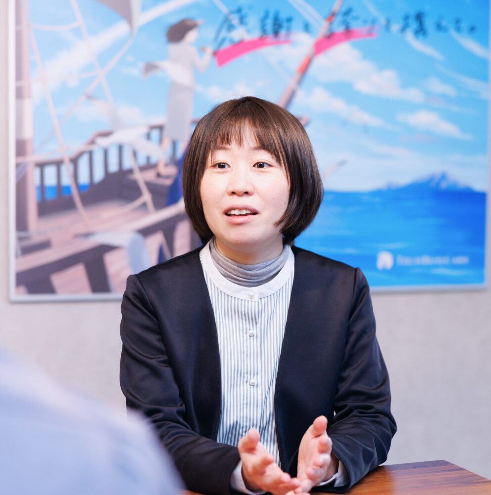 意見を述べる女性社員の写真