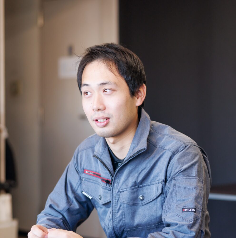 建物点検のプロとして確かな誇りを持つスタッフ。テックビルケアの「Guardians(守護者)」として、一生モノの技術を身につけた成長の姿。