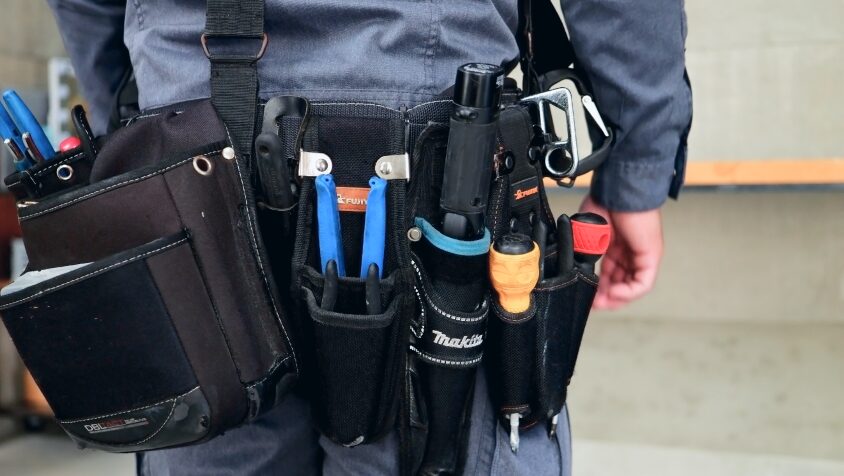 腰袋に美しく整理された、プロ仕様の多種多様な工具類。日々のメンテナンス品質を支える、こだわり抜かれた職人の道具。