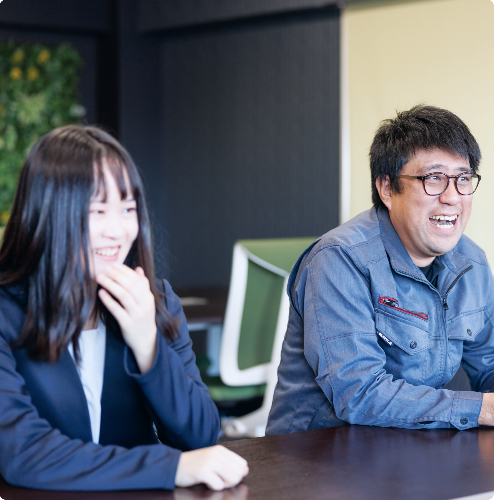 仕事の合間にこぼれる自然な笑顔の写真