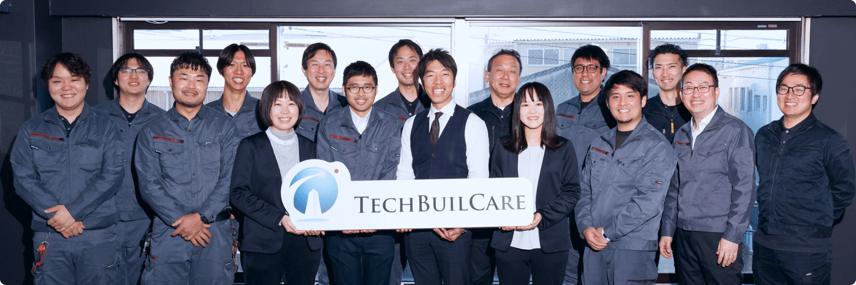 テックビルケア社員の笑顔溢れる集合写真