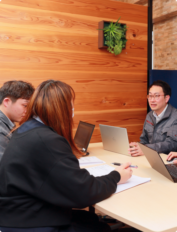 点検結果に基づいて改善策を提案する専門コンサルタント。お客様に寄り添い、将来のリスクを考慮した最適なプランを解説。