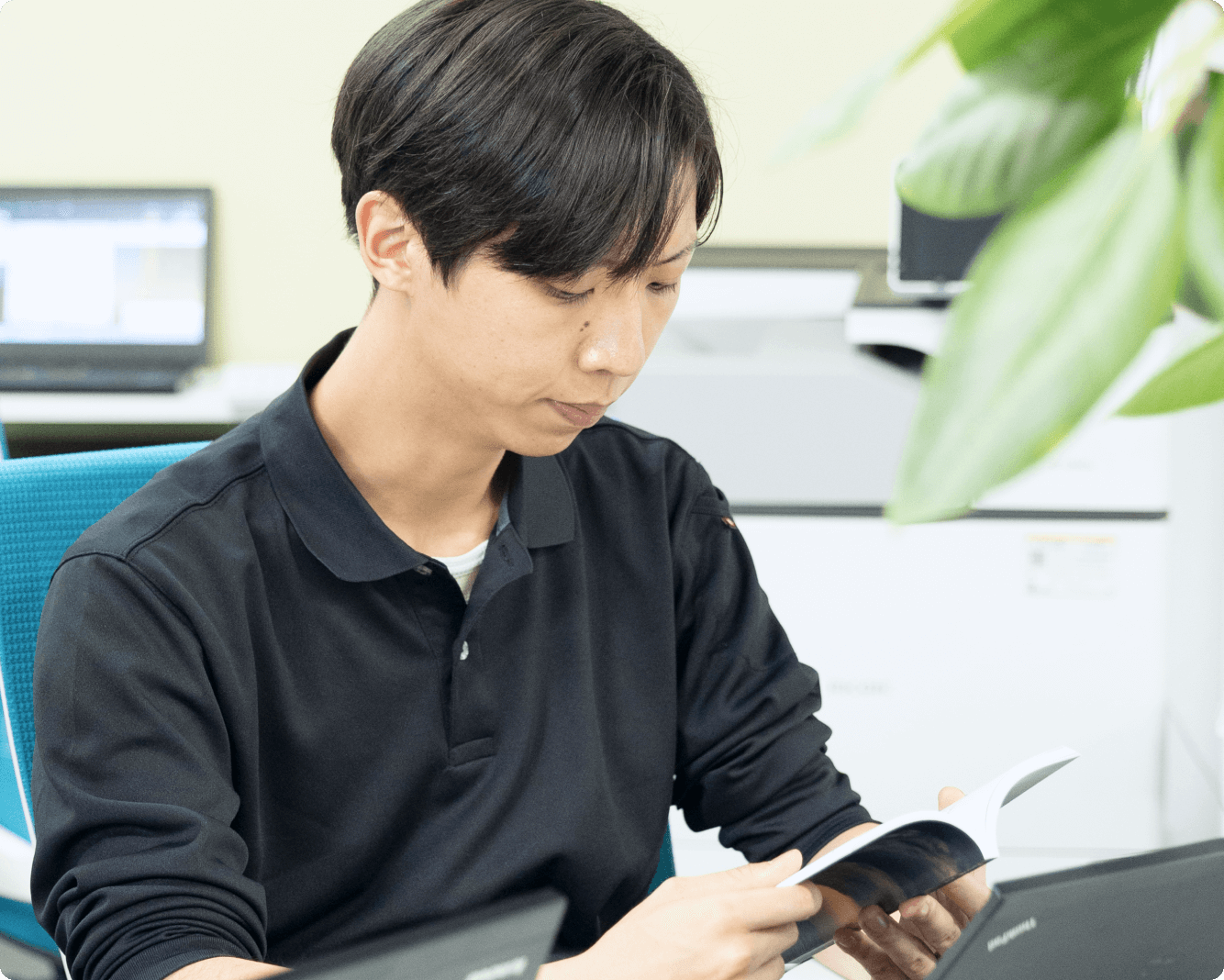 資格取得の勉強をする社員の写真