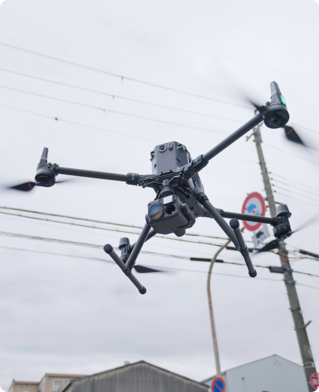 上空から建物を診断する点検用ドローンの飛行。目視困難な場所も見逃さない、テックビルケアのスマートな点検ソリューション。